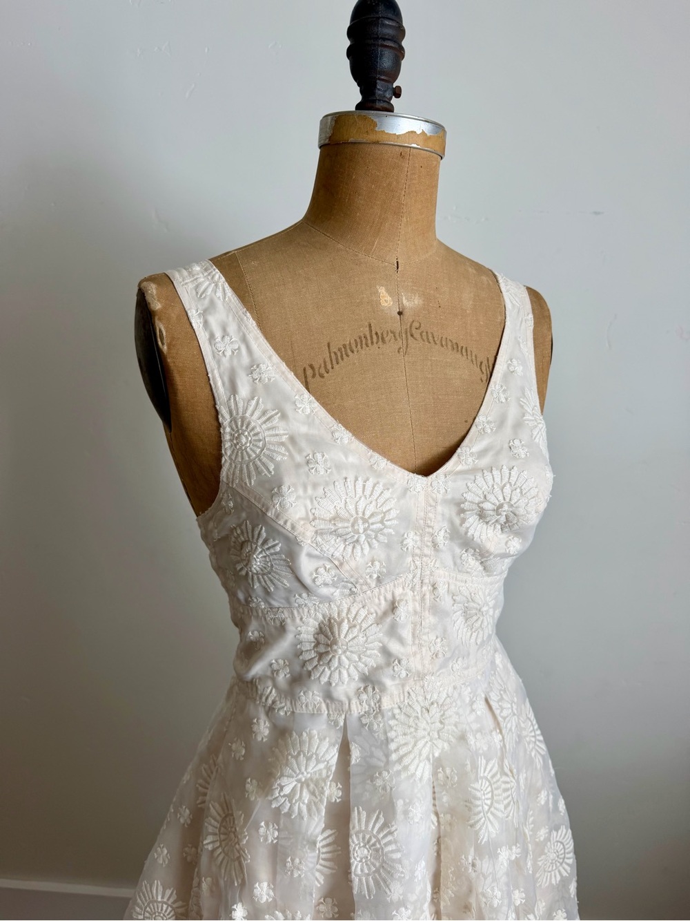 Baraschi Sleeveless Floral Embroidered Lace Midi Dress in Ivory Wedding Bride - Picture 3 of 6